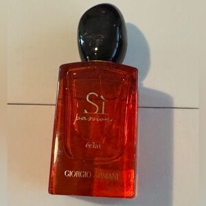 Giorgio Armani Sì Passione Éclat Body Oil - Vibrant Red